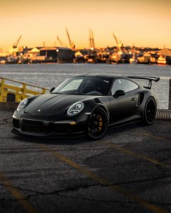 Read more about the article Porsche 911: From the race track to the road