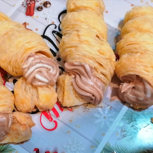 Un con umplut cu vanilie și ciocolată.