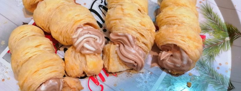 Un con umplut cu vanilie și ciocolată.