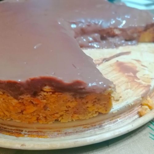 Tort cu blat de biscuiți și nucă.