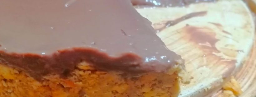 Tort cu blat de biscuiți și nucă.