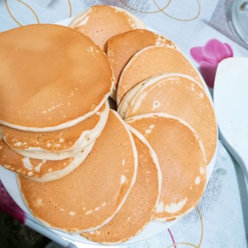 Clătite americane pe o farfurie.