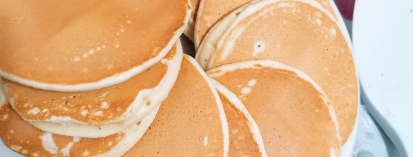 Clătite americane pe o farfurie.