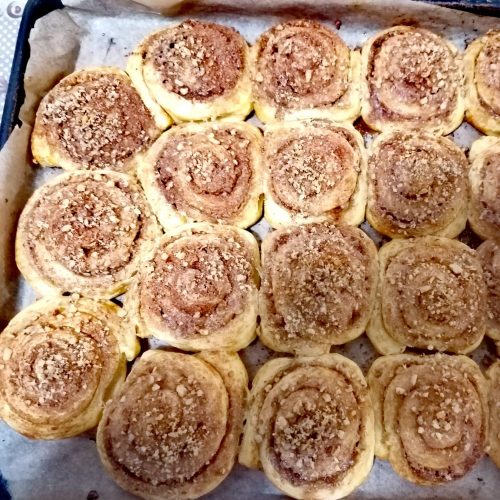 Rol cu scorțișoară în tavă.