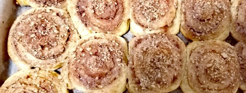 Rol cu scorțișoară în tavă.